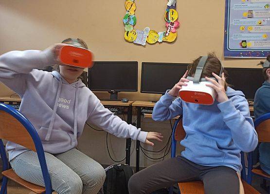 Dominika i Nadia z klasy 4a w okularach VR