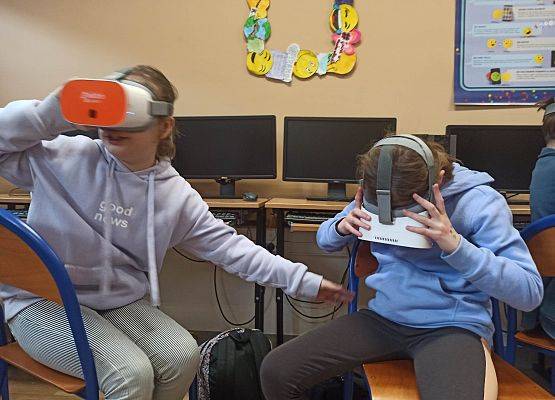 Dominika i Nadia w okularach VR