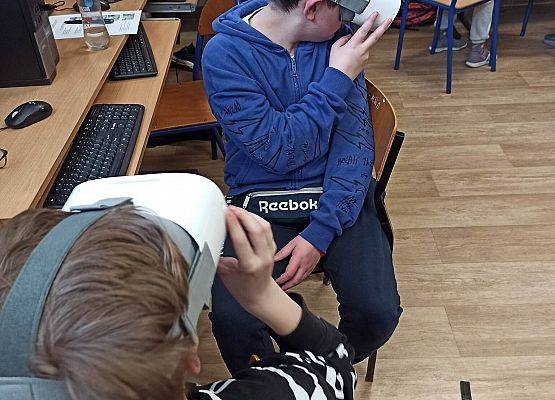 uczniowie w okularach VR