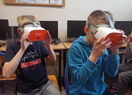 chłopcy w okularach VR