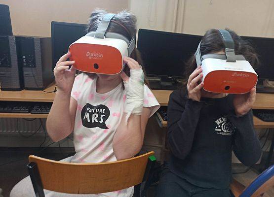 dziewczynki klasa 4a w okularach VR