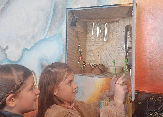 Nicola i Ala grają na instrumentach