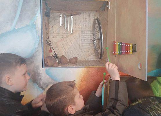 chłopcy grają na cymbałkach