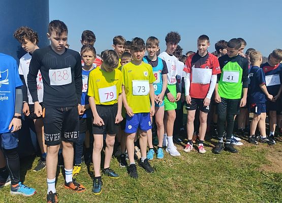 chłopcy młodsi czekają na start