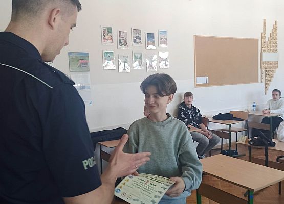 Bartek K. odbiera dyplom