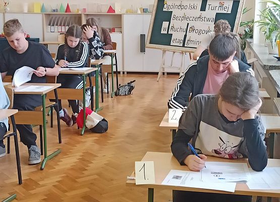 uczniowie podczas pisaniu testu