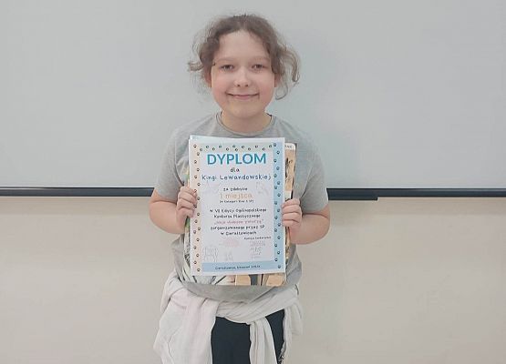 Kinga Lewandowska z dyplomem i nagrodą