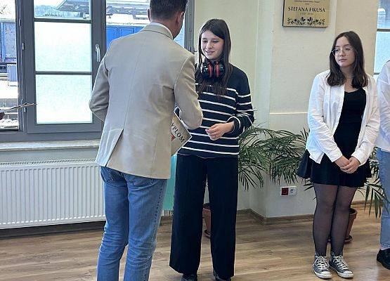 Adrianna odbiera nagrodę