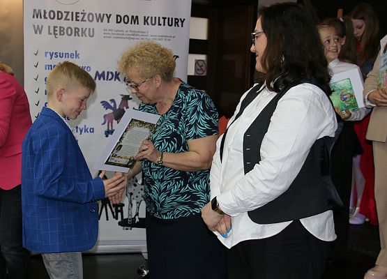 Aleksy odbiera nagrodę