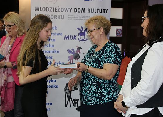 Kornelia odbiera nagrodę