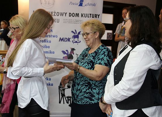 Ola odbiera nagrodę