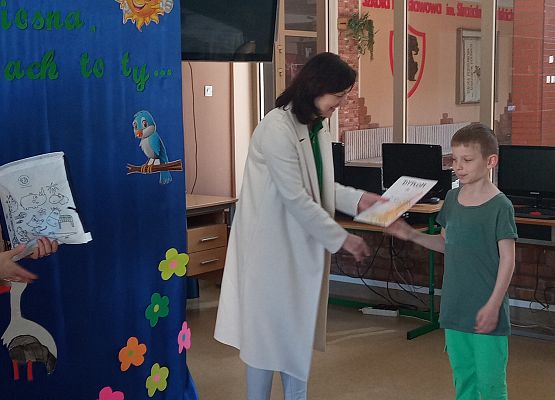 Wręczenie-dyplomu-Jankowi-W-z-klasy 1b