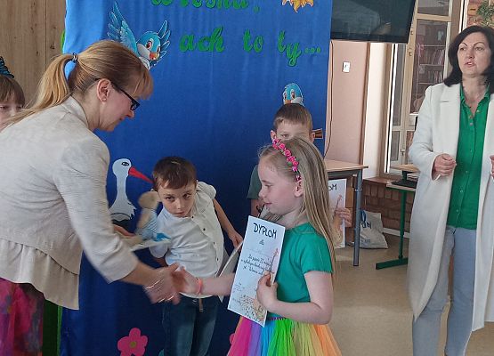 Wręczenie-dyplomu-Poli-O-z-klasy 1a