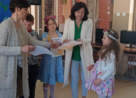 Wręczenie dyplomu Zosi L. z klasy 1a