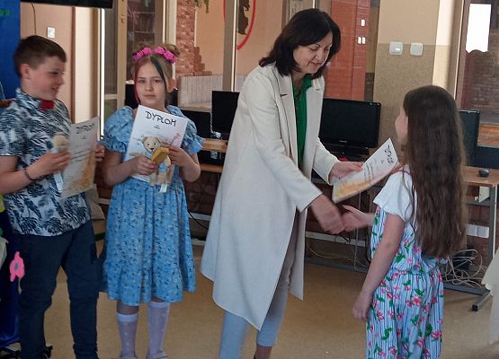 Wręczenie dyplomu uczennicy z klasy 2a