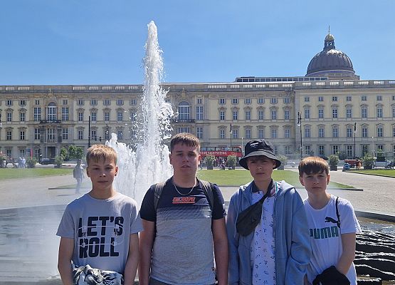 Grafika 4: Niezapomniana wycieczka - Berlin wzdłuż i wszerz!