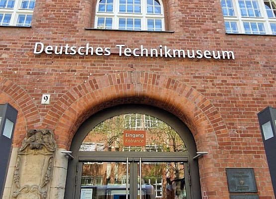 Grafika 35: Niezapomniana wycieczka - Berlin wzdłuż i wszerz!