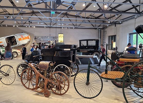 Grafika 45: Niezapomniana wycieczka - Berlin wzdłuż i wszerz!