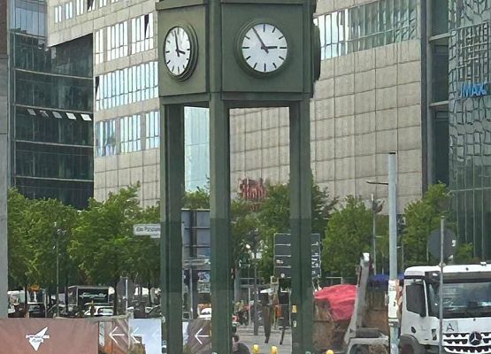 Grafika 85: Niezapomniana wycieczka - Berlin wzdłuż i wszerz!