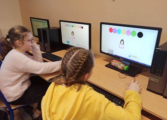 dziewczynki malują na komputerze