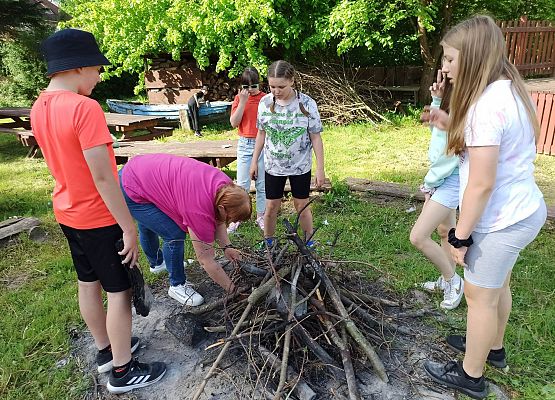 pani Iza i dzieci przygotowują ognisko