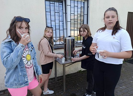 dziewczynki robią herbatkę