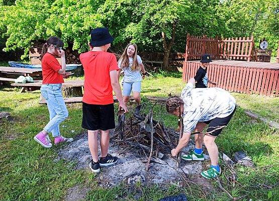 dzieci przygotowują ognisko