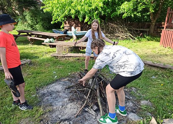 Lena Malwina i Kajetan rozpalają ognisko