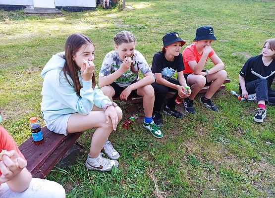 dzieci czekają na ognisko