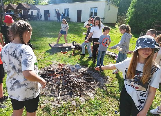 pieczemy kiełbaski na kijkach