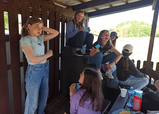 dziewczynki z klasy 5 integrują się