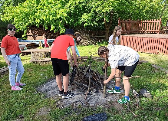 układamy patyki na ognisko