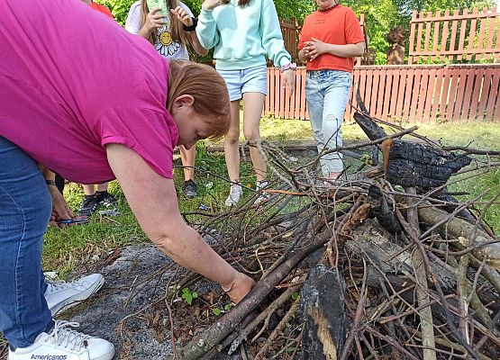 pani Iza rozpala ognisko