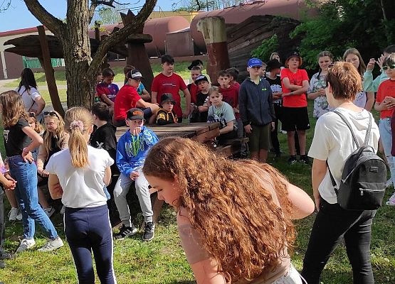 klasy 5 słuchają jak Pan Pruszak opowiada