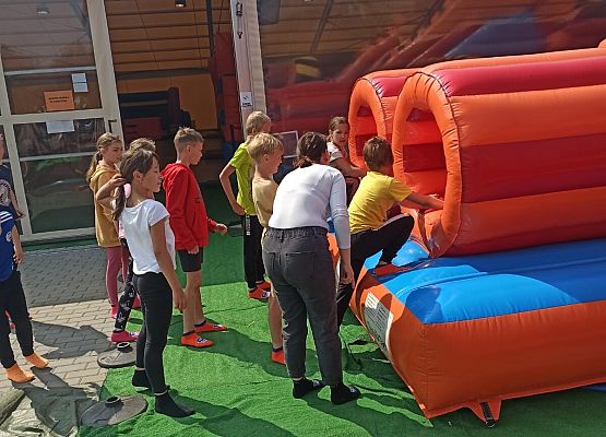 dzieci przygotowują się do rywalizacji na torze przeszkód