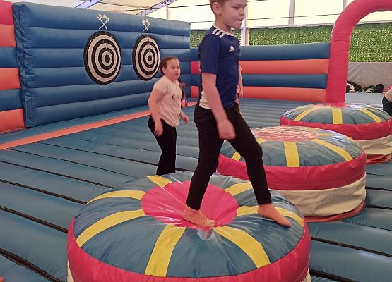 Franek Mejna i Aleksandra Lipska na piłkach