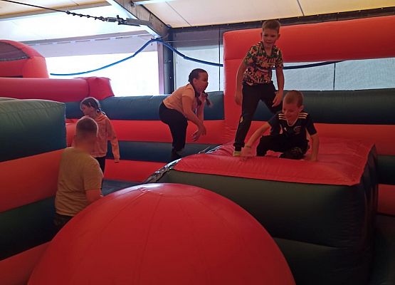 każdy próbuje pokonać tor