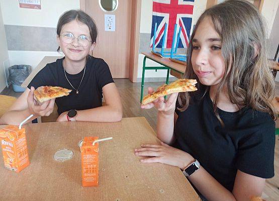 Agnieszka i Maja jedzą pizzę