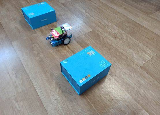 robot pomiędzy pudełkami