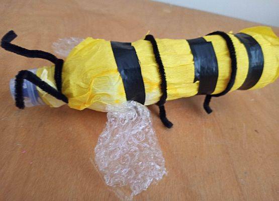 czarno żółta pszczoła