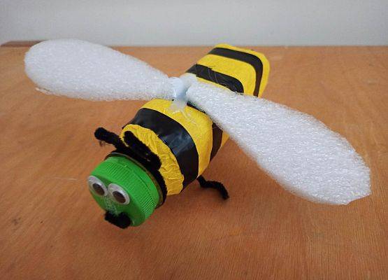 pszczoła z zieloną nakrętką