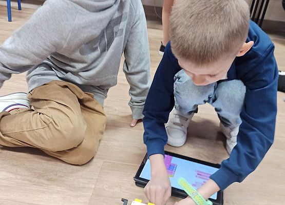 chłopcy ze skoczkiem