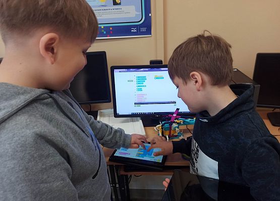 chłopcy programują helikopter