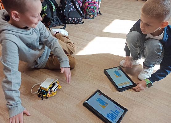 chłopcy programują kraba