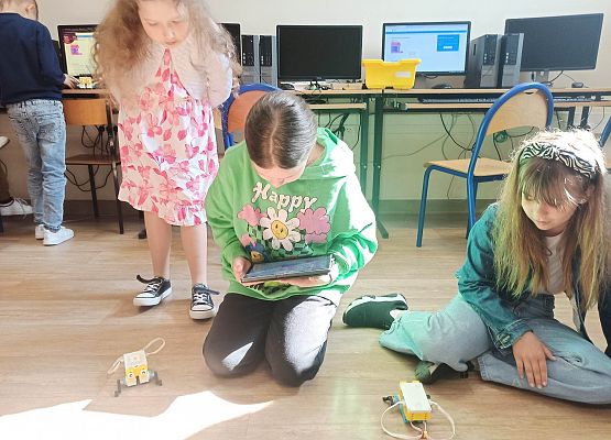 dziewczynki z 3a programują skoczka