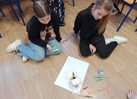 dziewczynki programują robota malarza