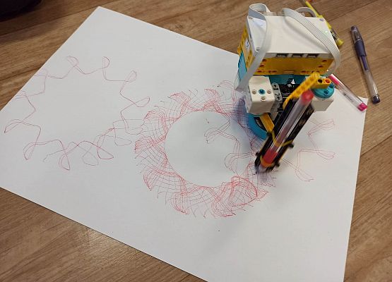 robot maluje po kartce