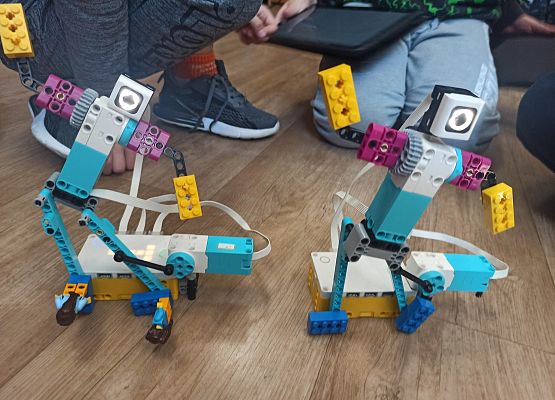 dwaj tancerze z klocków