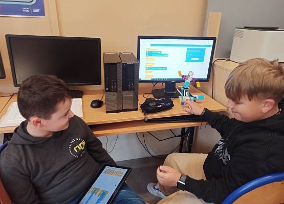 chłopcy z tancerzem programują go