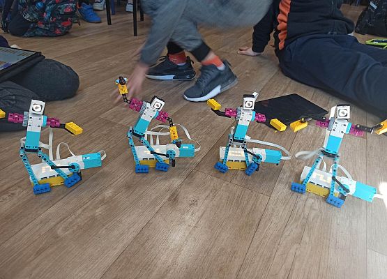 nasi tancerze z klocków